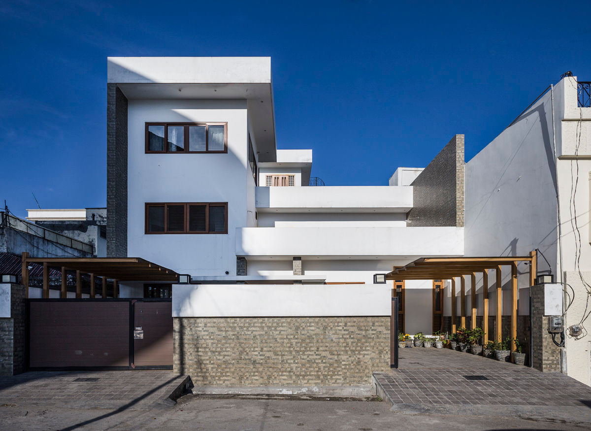 Front View during Daytime Manuj Agarwal Architects Modern houses