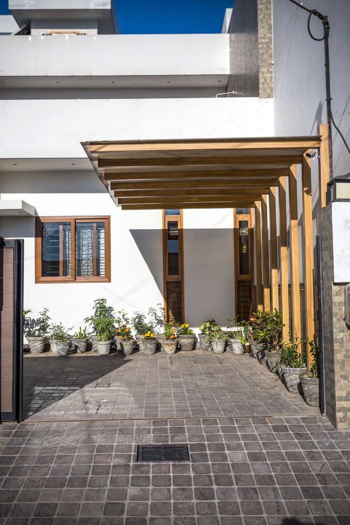 Internal Courtyard House, Rishikesh, Uttrakhand, Manuj Agarwal Architects Manuj Agarwal Architects Garajes modernos