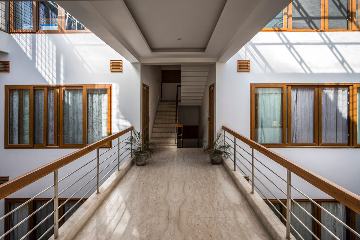 Bridge overlooking the courtyard on either side Manuj Agarwal Architects Modern corridor, hallway & stairs