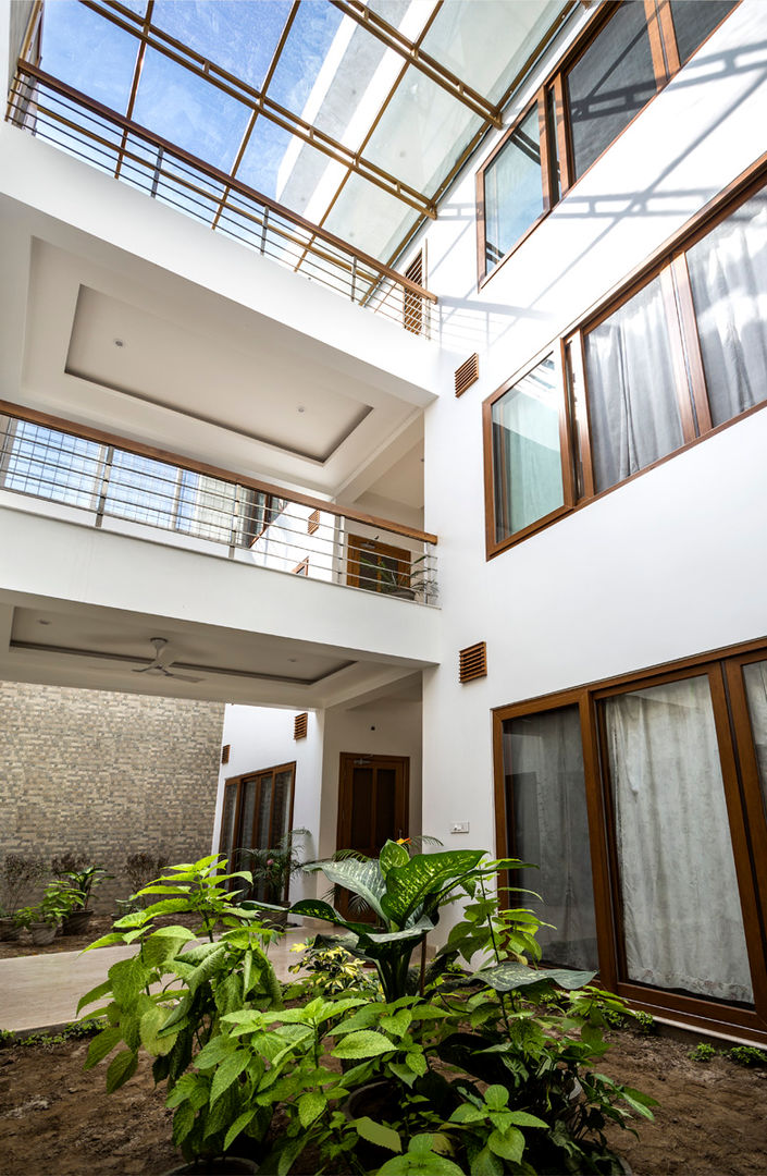 Internal Courtyard House, Rishikesh, Uttrakhand, Manuj Agarwal Architects Manuj Agarwal Architects Jardins modernos