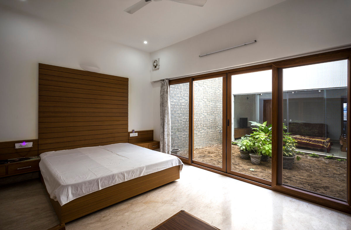 Bedroom overlooking the courtyard Manuj Agarwal Architects Modern style bedroom
