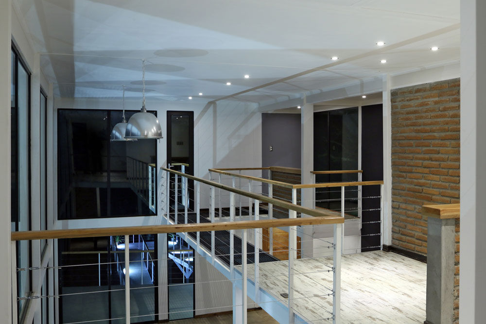 ILUMINACION INTERIOR LED EN RECINTO DE SALA DE ESTAR SEGUNDO PISO Y PUENTE CONECTOR Directorio Inmobiliario Pasillos, vestíbulos y escaleras de estilo mediterráneo Hierro/Acero