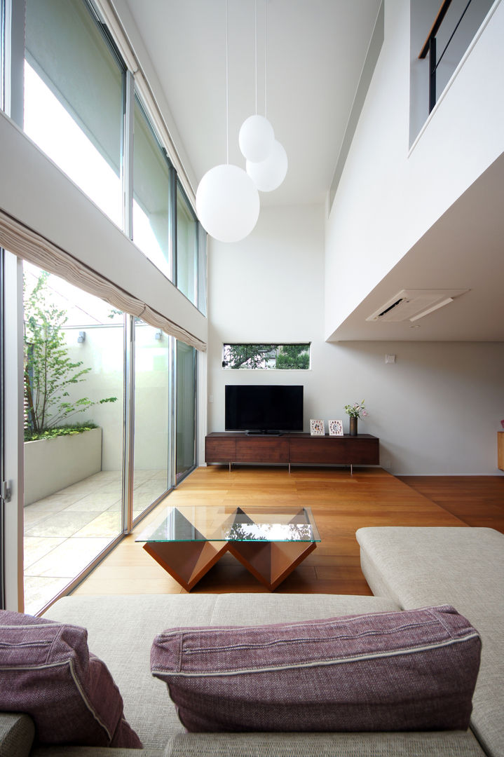 大きなプライベートテラスと光井戸が光を導く家, TERAJIMA ARCHITECTS／テラジマアーキテクツ TERAJIMA ARCHITECTS／テラジマアーキテクツ Modern living room