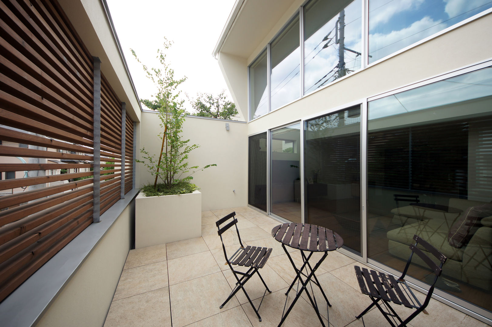 大きなプライベートテラスと光井戸が光を導く家, TERAJIMA ARCHITECTS／テラジマアーキテクツ TERAJIMA ARCHITECTS／テラジマアーキテクツ Modern balcony, veranda & terrace