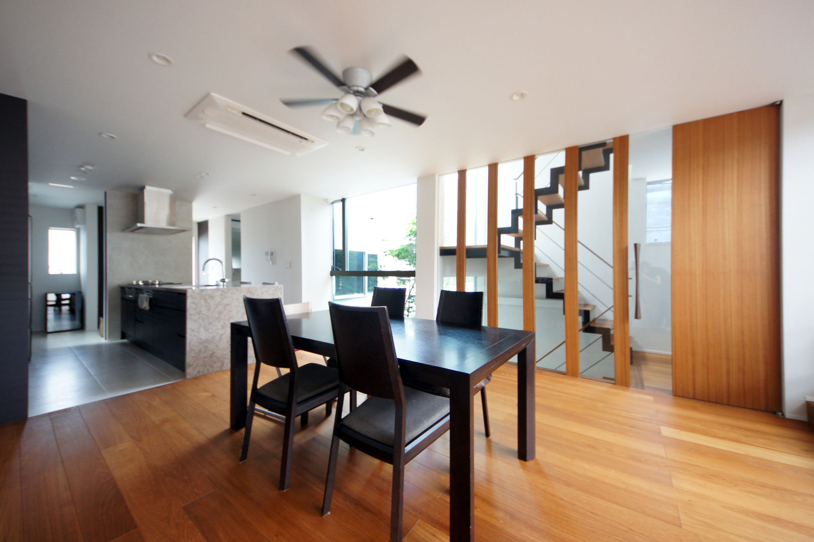 大きなプライベートテラスと光井戸が光を導く家, TERAJIMA ARCHITECTS／テラジマアーキテクツ TERAJIMA ARCHITECTS／テラジマアーキテクツ Modern dining room