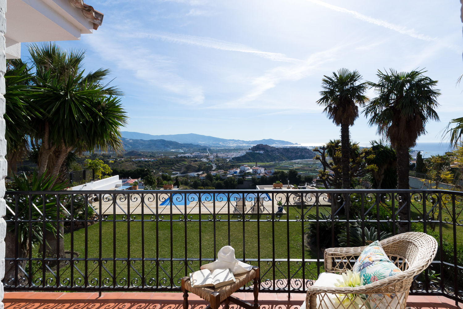 Terraza de dormitorio de invitados Home & Haus | Home Staging & Fotografía Balcones y terrazas de estilo mediterráneo