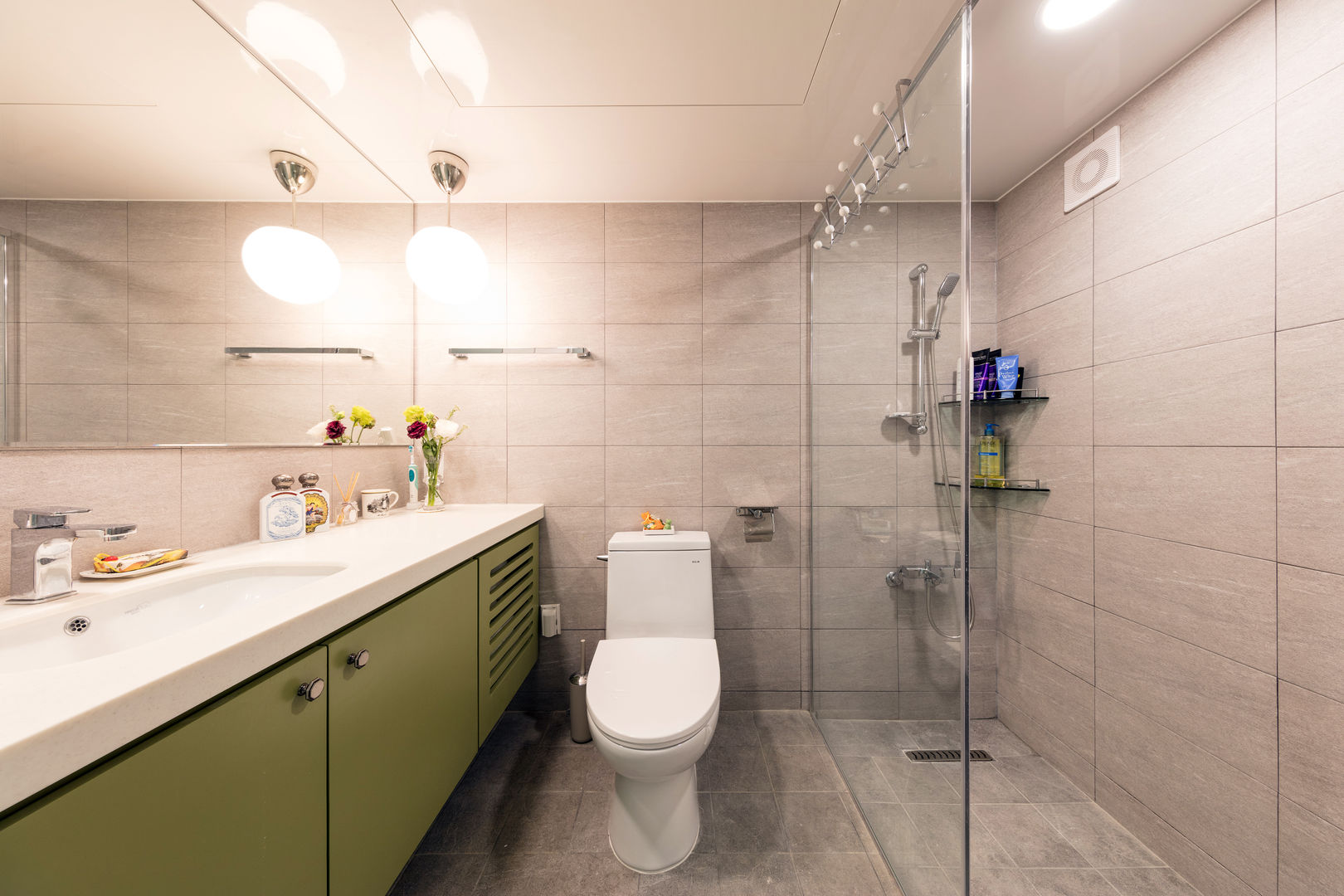 homify Modern Banyo