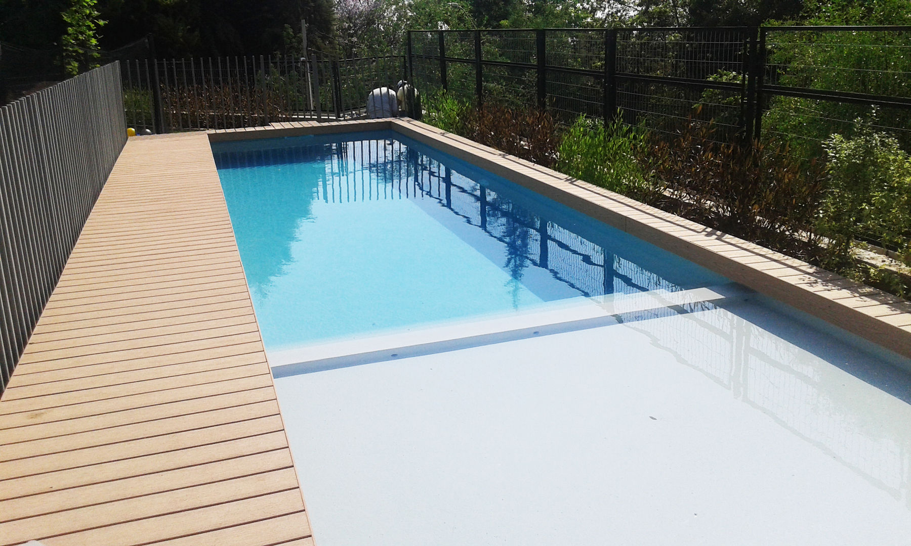 homify Modern pool