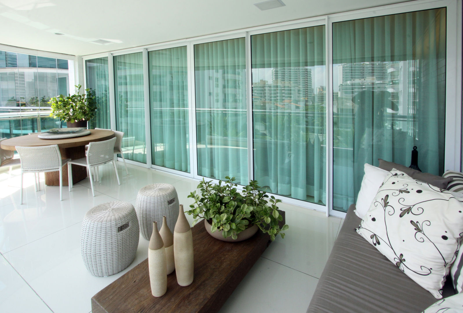 Apartamento Av Lucio Costa - Barra da Tijuca, Arquinovação - Projetos e Obras Arquinovação - Projetos e Obras Modern balcony, veranda & terrace