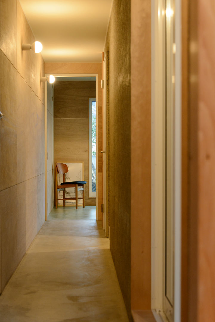またしたニャーの家, 風景のある家.LLC 風景のある家.LLC industrial style corridor, hallway & stairs Wood Wood effect