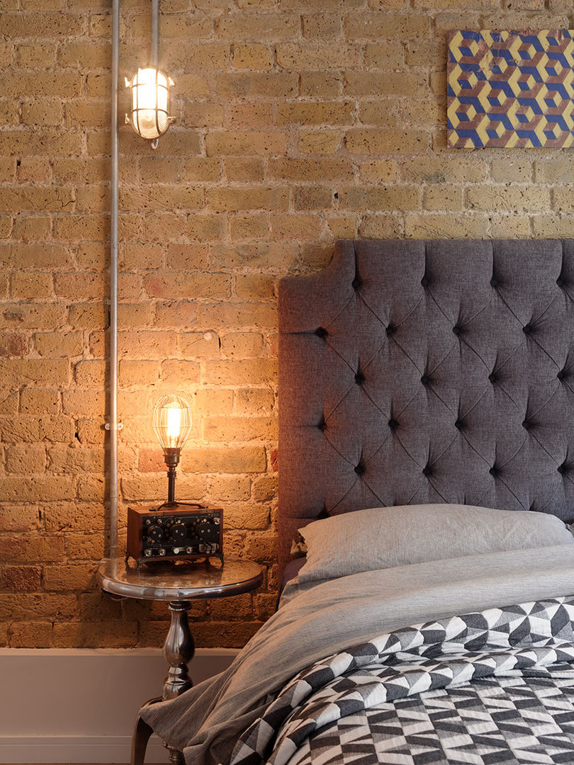 warehouse brick wall bedroom homify ห้องนอน อิฐหรือดินเผา bespoke,doors,warehouse,padded,lights,eclectic,original,se1,tower bridge