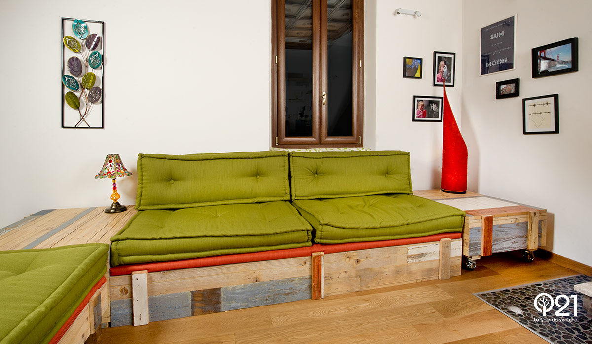 Soggiorno Tessuto Verde e legno di recupero con Nicchia, Laquercia21 Laquercia21 Industrial style living room