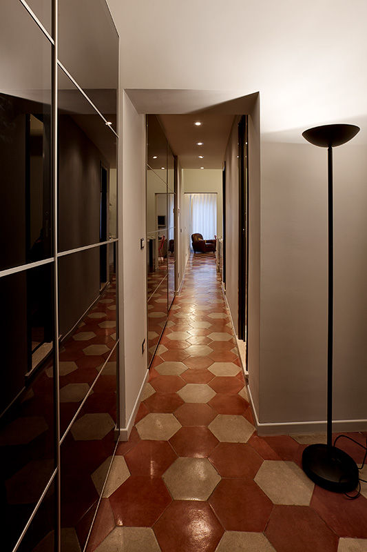 RMD_FLAT, Caterina Raddi Caterina Raddi Modern Corridor, Hallway and Staircase