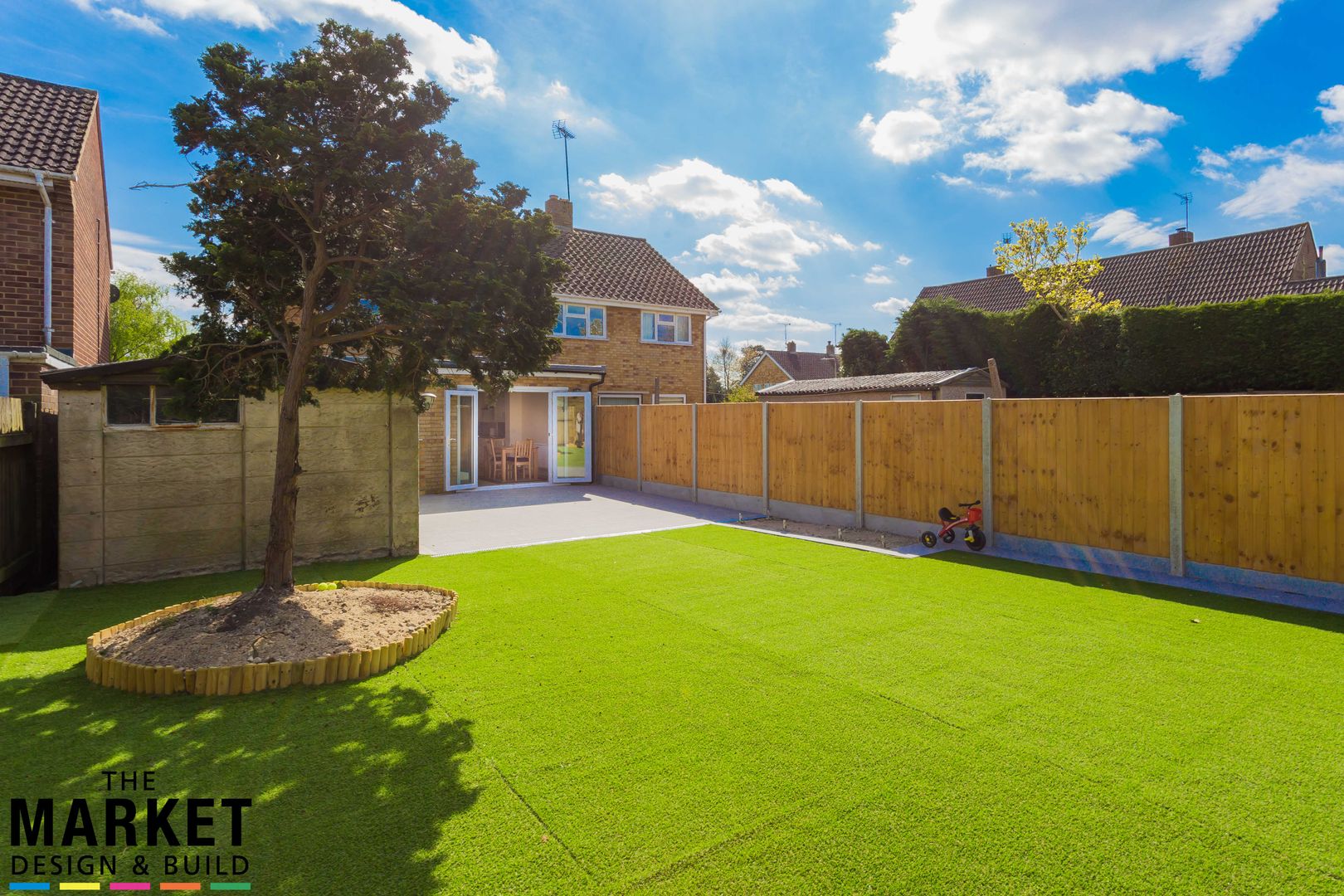 Lovely patio leading to a gorgeous, newly renovated garden homify Modern garden