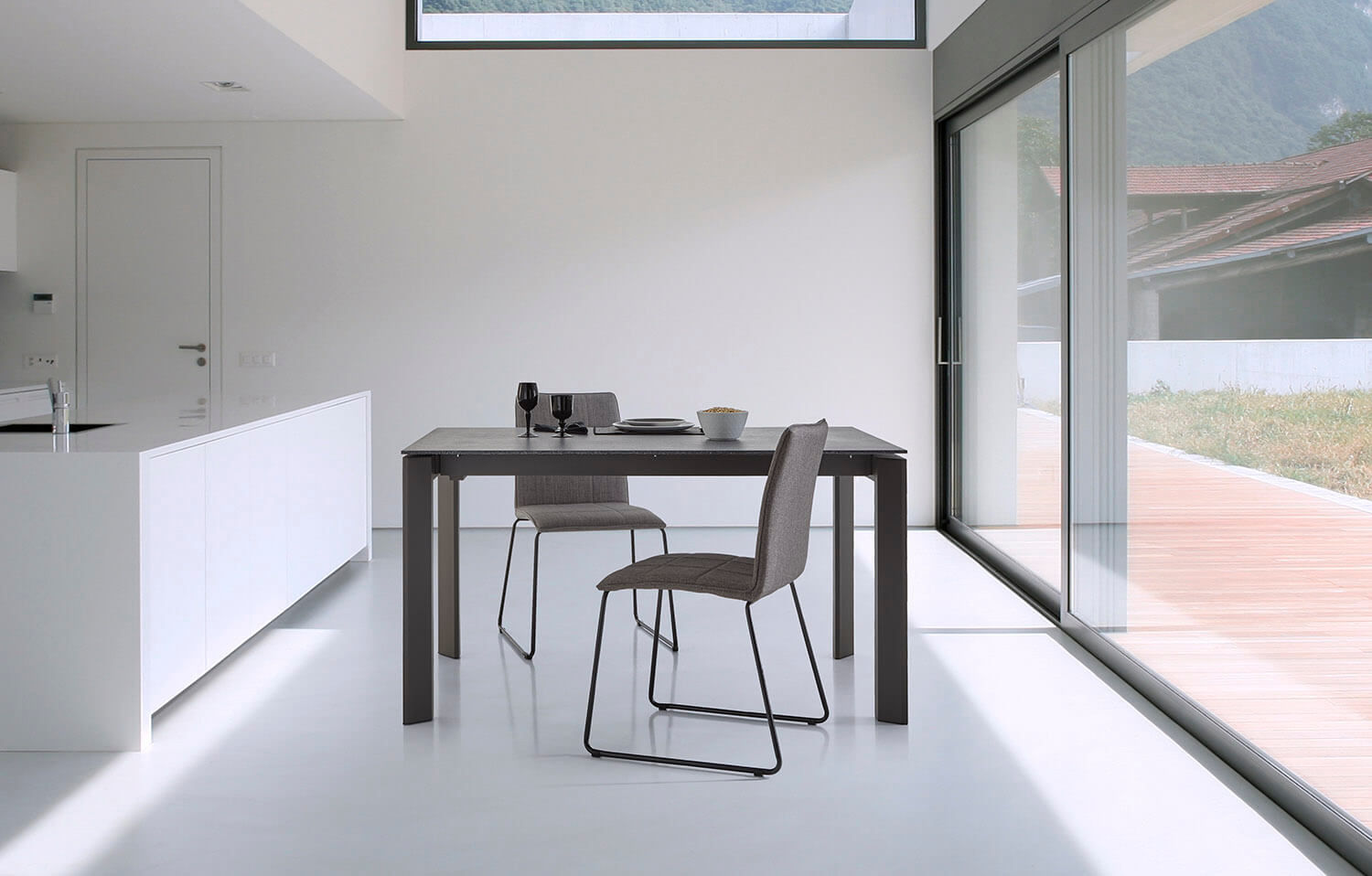 Cocinas, somcasa somcasa Modern kitchen Ceramic Tables & chairs