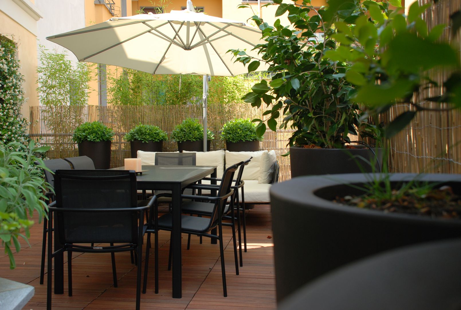 Un giardino in terrazza, studio 'dragora architettura e paesaggio studio 'dragora architettura e paesaggio Balcones y terrazas de estilo moderno
