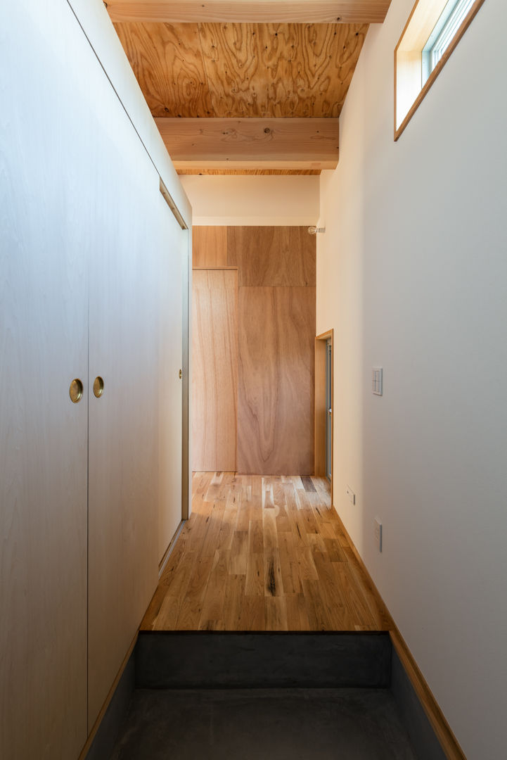 S-house, coil松村一輝建設計事務所 coil松村一輝建設計事務所 Corridor & hallway پلائیووڈ