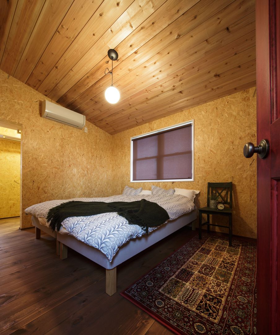 house-08, dwarf dwarf インダストリアルスタイルの 寝室