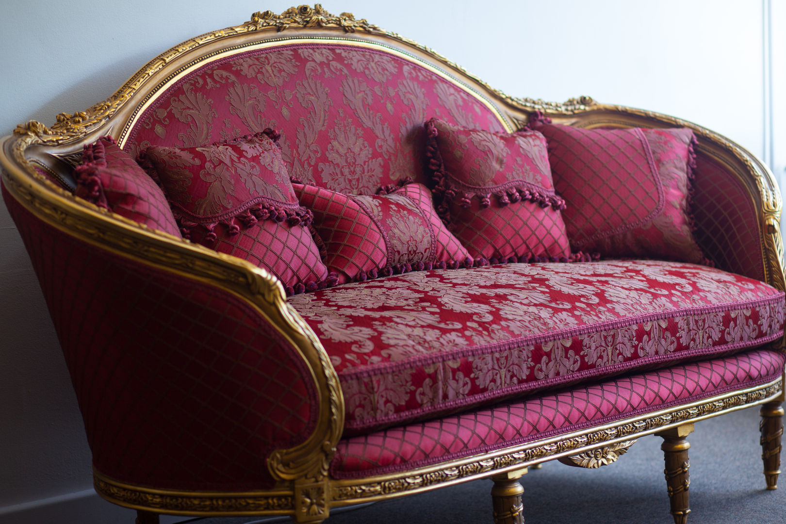 CATHARINA French Red Gold Damask Print Sofa Couch REGAL SOFAS AND INTERIORS クラシックデザインの リビング ソファー＆アームチェア