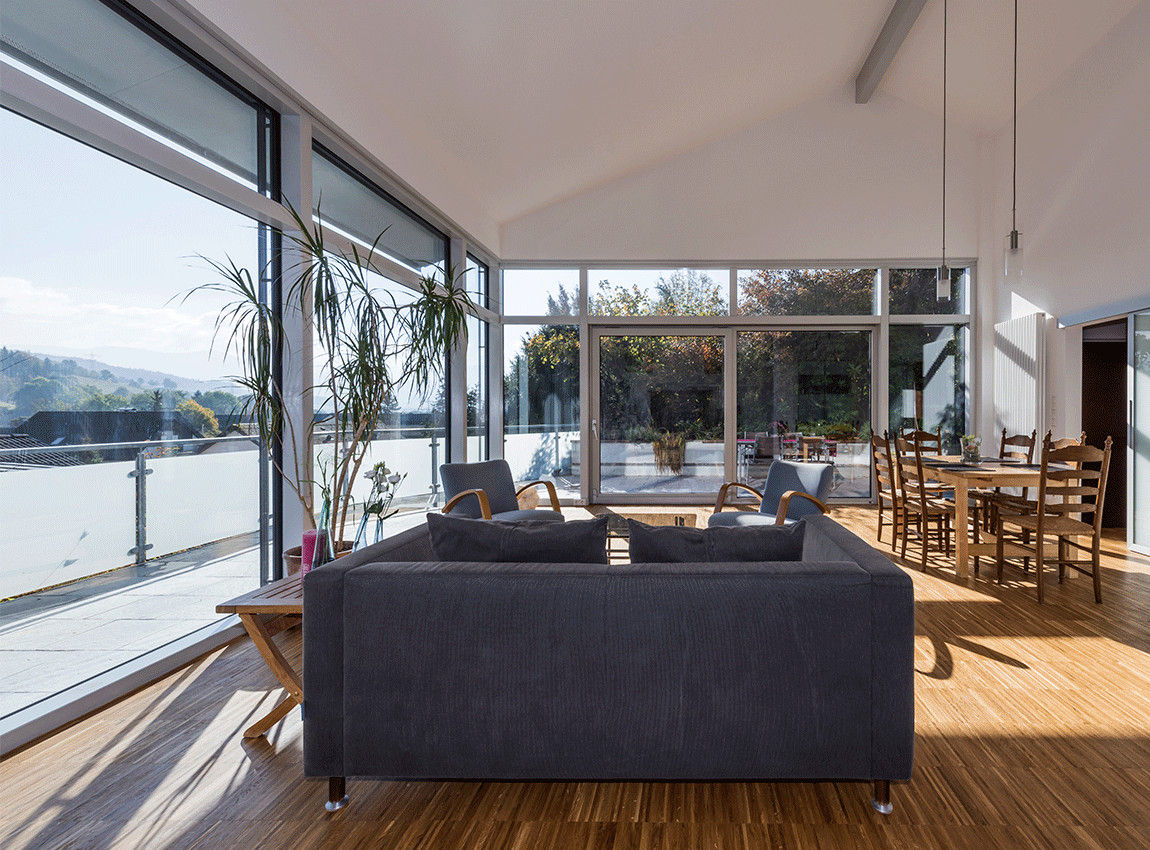 Ein runderneuertes Schwarzwaldhaus mit Feldbergblick , KitzlingerHaus GmbH & Co. KG KitzlingerHaus GmbH & Co. KG Modern living room Engineered Wood Transparent