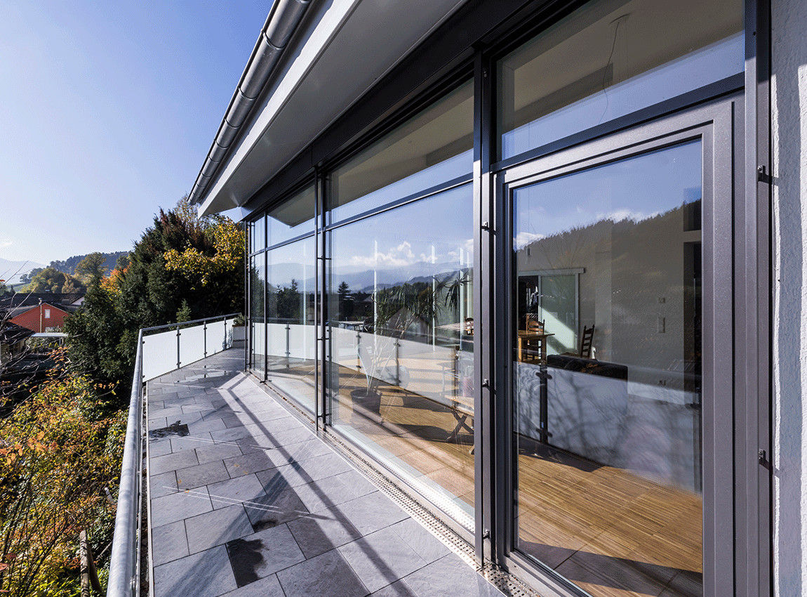 Ein runderneuertes Schwarzwaldhaus mit Feldbergblick , KitzlingerHaus GmbH & Co. KG KitzlingerHaus GmbH & Co. KG Modern houses Engineered Wood Transparent