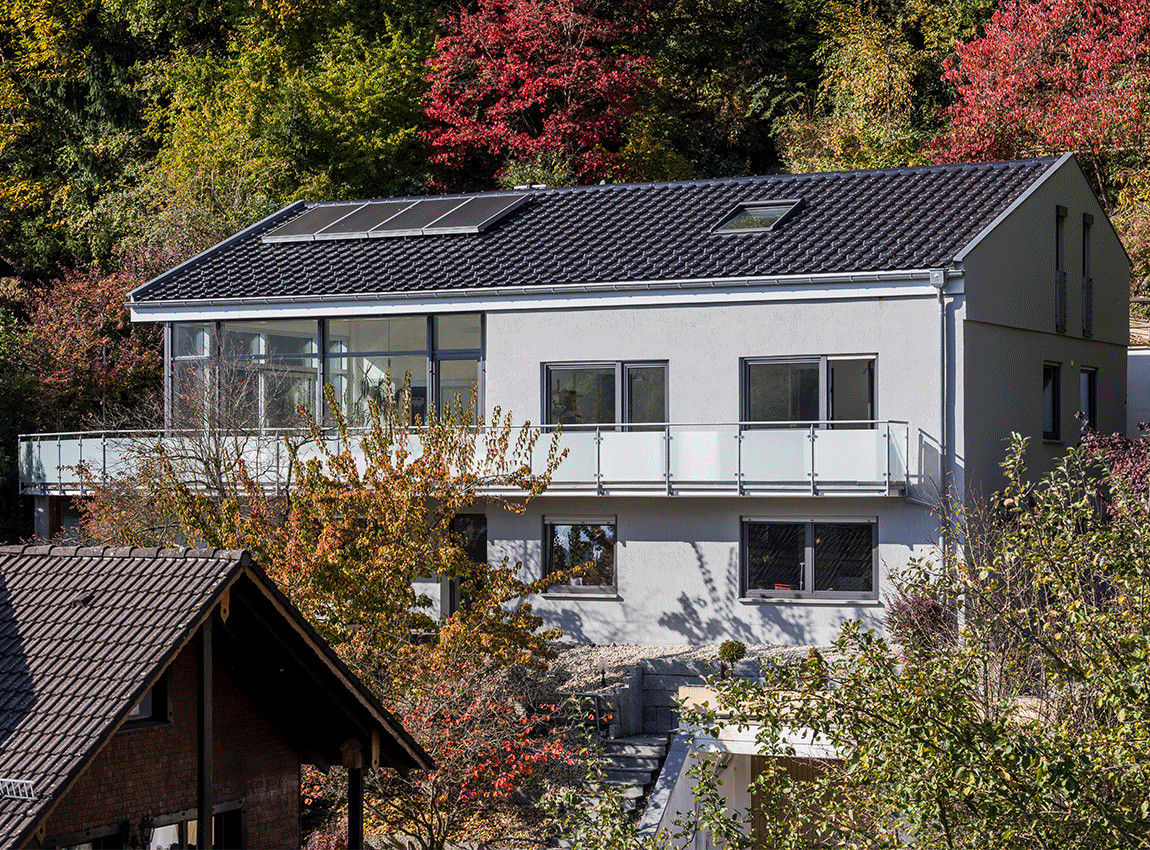 Ein runderneuertes Schwarzwaldhaus mit Feldbergblick , KitzlingerHaus GmbH & Co. KG KitzlingerHaus GmbH & Co. KG Modern houses Engineered Wood Transparent