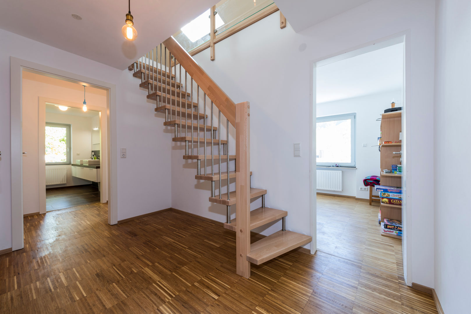 Ein runderneuertes Schwarzwaldhaus mit Feldbergblick , KitzlingerHaus GmbH & Co. KG KitzlingerHaus GmbH & Co. KG Modern corridor, hallway & stairs Engineered Wood Transparent