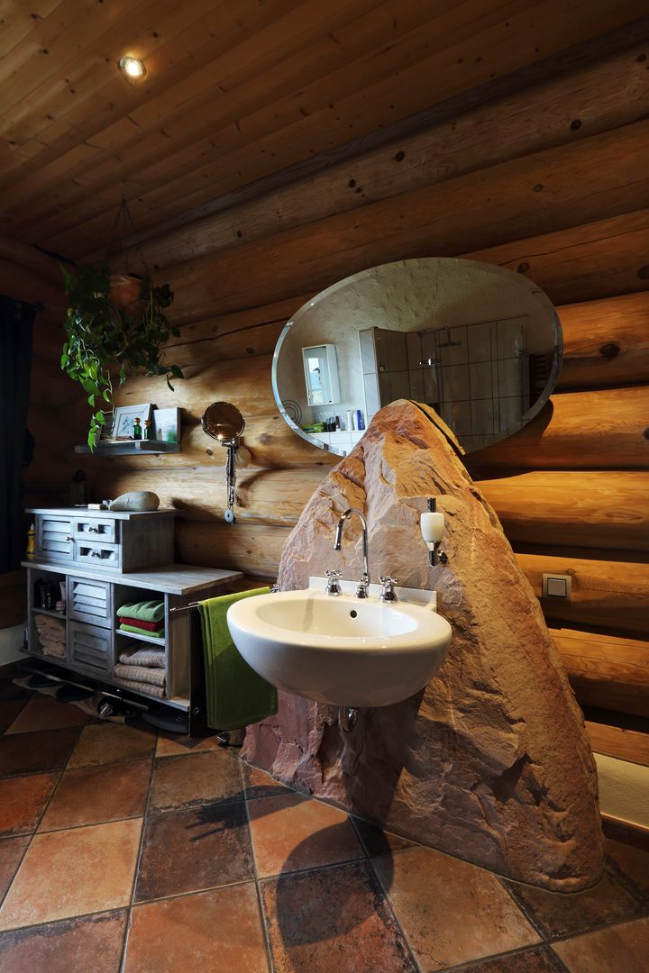Haus Racoon Hill, das holzhaus Oliver Schattat GmbH das holzhaus Oliver Schattat GmbH Rustic style bathroom