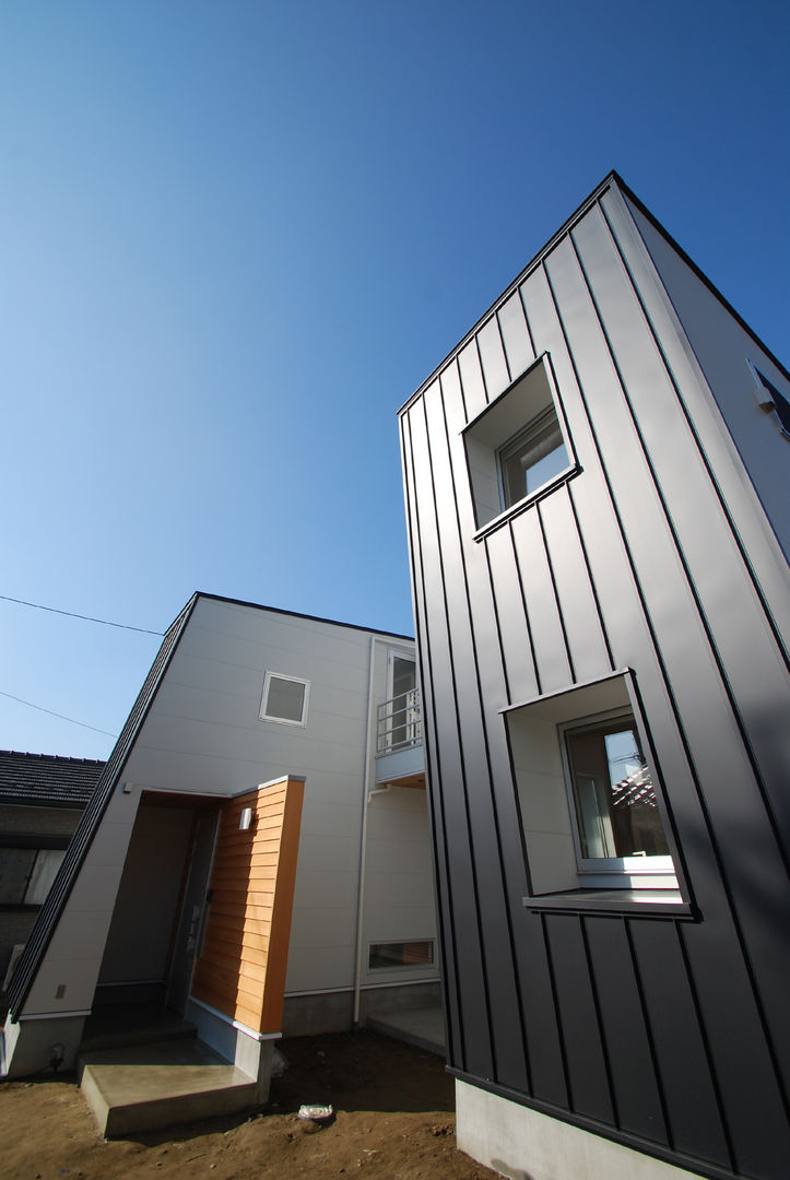 wall × wall Ju Design 建築設計室 モダンな 家 金属 木造,ガルバリウム鋼板,斜めの外壁