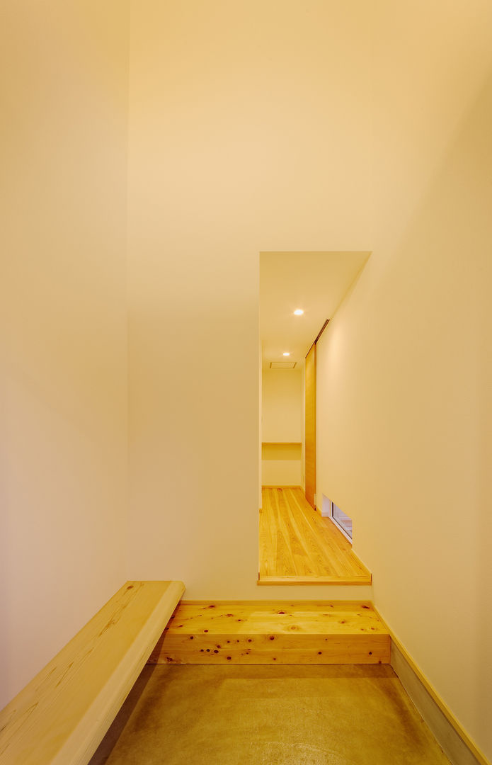 wall × wall, Ju Design 建築設計室 Ju Design 建築設計室 Nowoczesny korytarz, przedpokój i schody Drewno O efekcie drewna