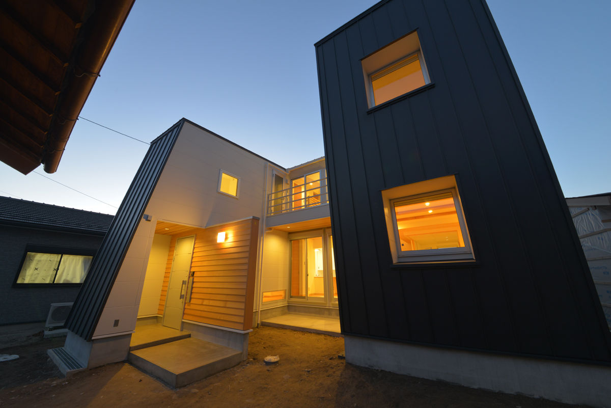wall × wall Ju Design 建築設計室 モダンな 家 金属 住宅,木造,ガルバリウム鋼板外壁,斜めの外壁