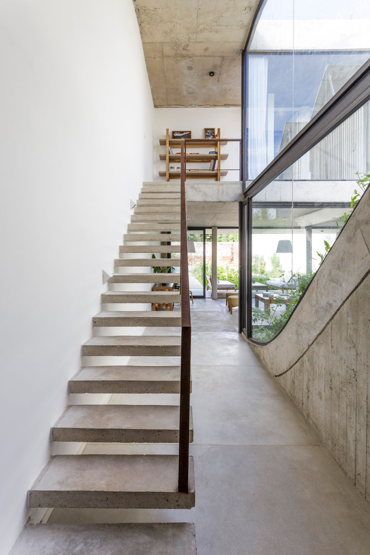 Casa MeMo - VIVIENDA UNIFAMILIAR ICONO DE LA SUSTENTABILIDAD , BAM! arquitectura BAM! arquitectura Modern corridor, hallway & stairs Concrete