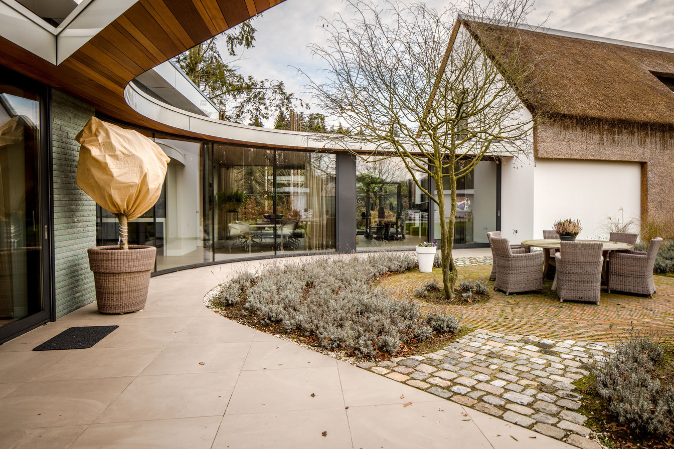 Totaalconcept Villa te Oisterwijk Drijvers Oisterwijk bv Landelijke balkons, veranda's en terrassen Hout Hout Plant,Eigendom,Het opbouwen van,Lucht,Schaduw,Boom,woongebied,Muur,Bloempot,Weg oppervlak