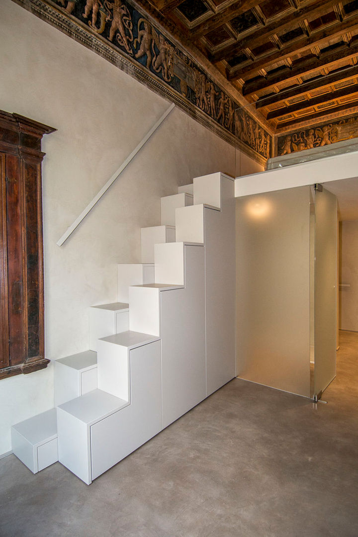 CASA STRETTA, studio di architettura DISEGNO studio di architettura DISEGNO モダンスタイルの 玄関&廊下&階段