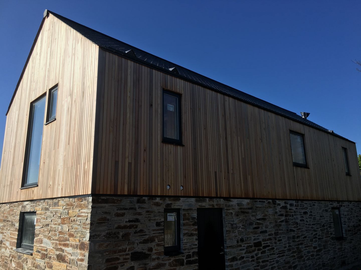 Cladding & Brickwork Building With Frames Maisons minimalistes Bois Effet bois