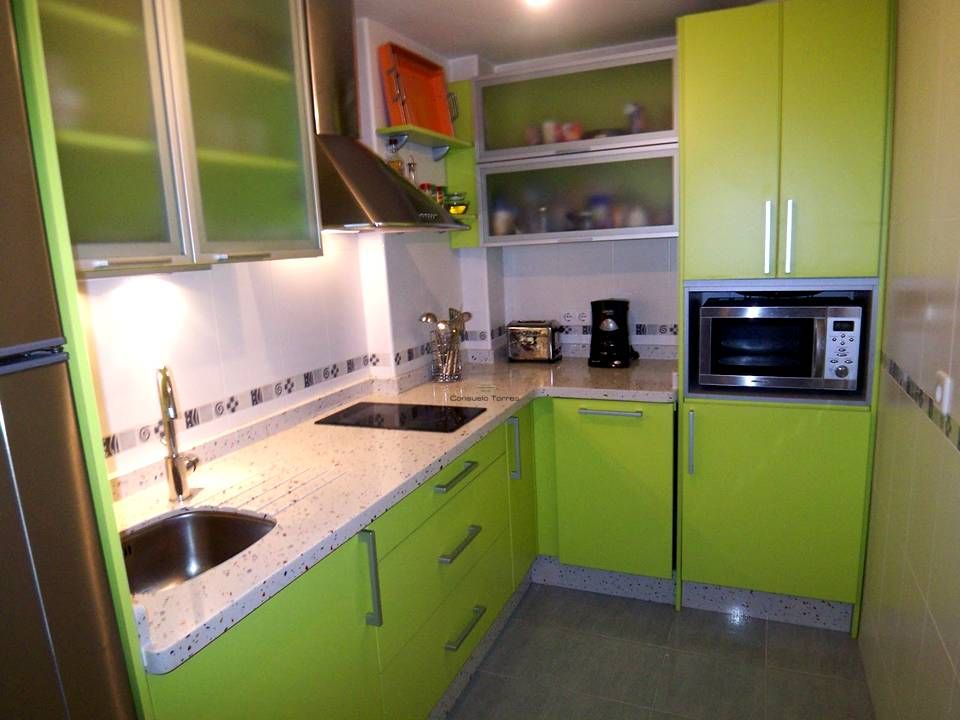 Cocina verde pistacho adaptada al entorno homify Cocinas de estilo tropical Compuestos de madera y plástico