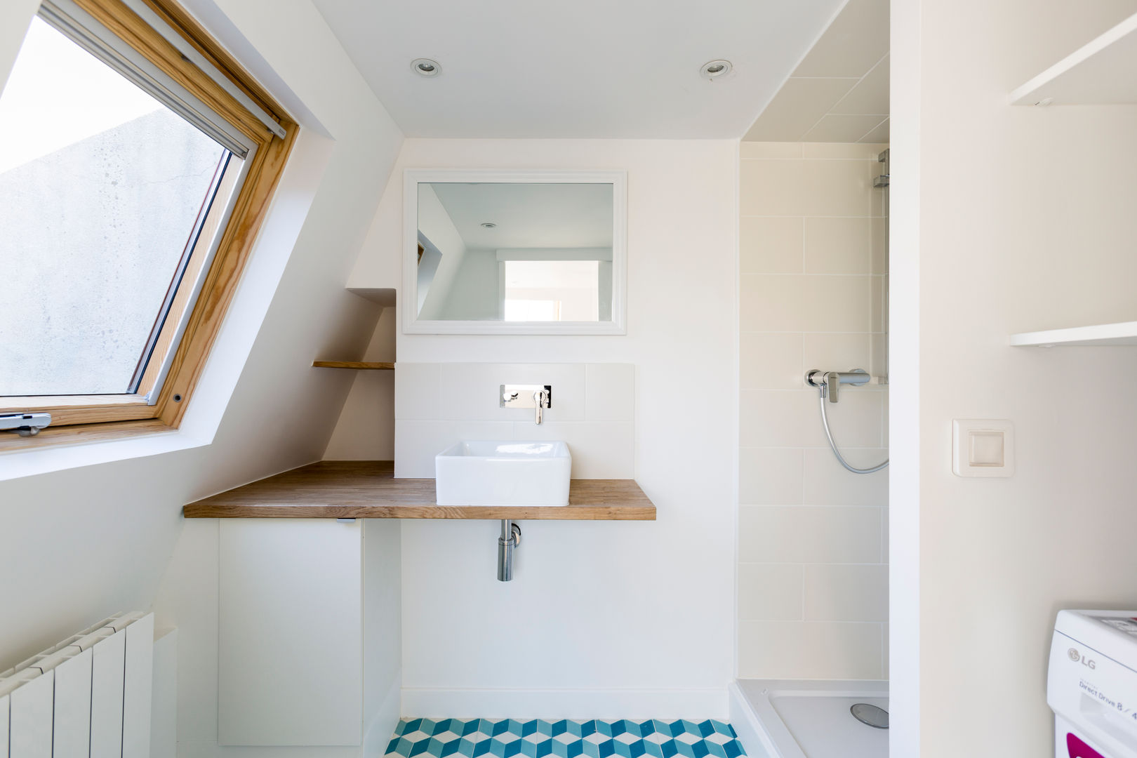 Rénovation d'un appartement sous les combles, Mon Concept Habitation Mon Concept Habitation Scandinavian style bathrooms