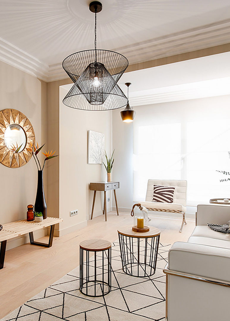 Detail living area Markham Stagers 现代客厅設計點子、靈感 & 圖片 golden mirror,Barcelona chair,modern interiors,urban decor,black and white,golden accents,geometry