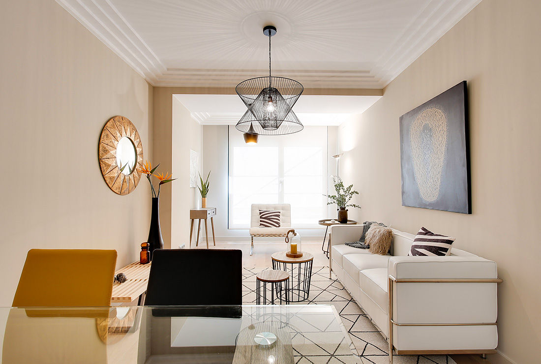 Salón comedor Markham Stagers Livings modernos: Ideas, imágenes y decoración white leather sofa,modern apartment,golden accents,black and white,geometry,hotel look,urban decor