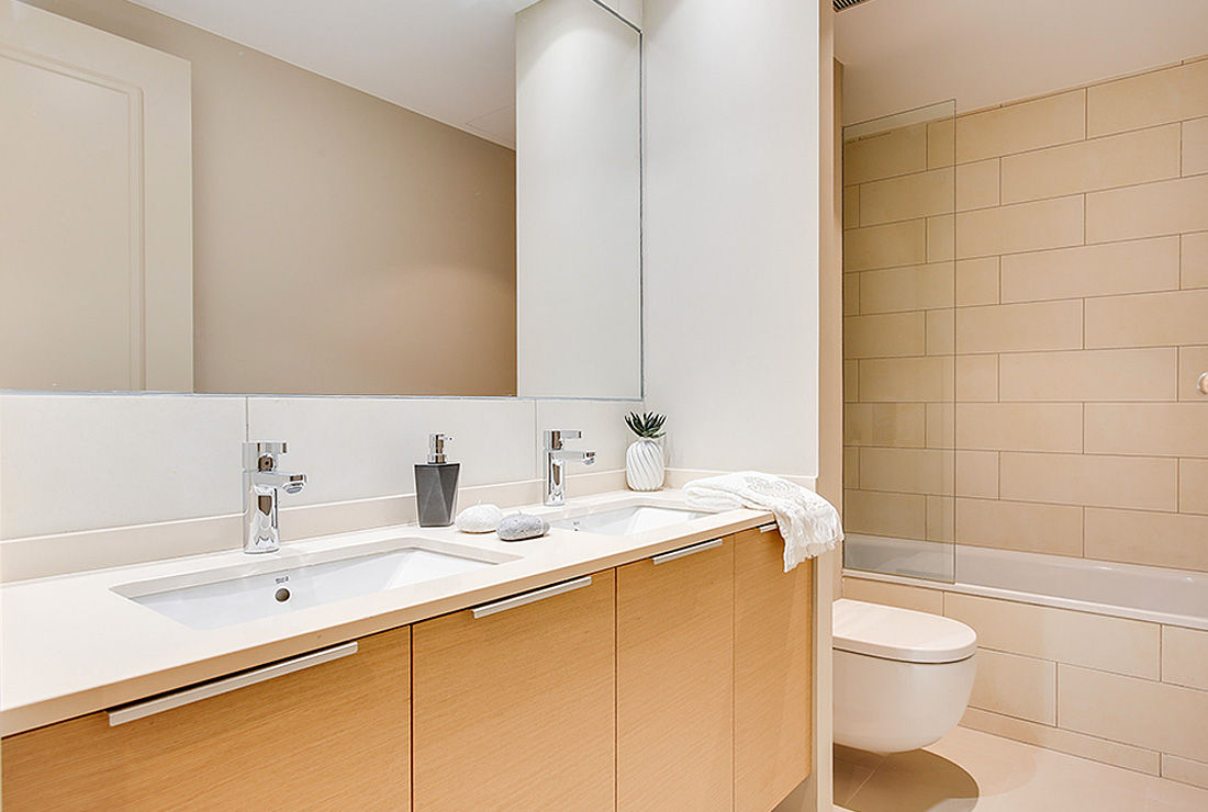 Bathroom Markham Stagers Banheiros modernos bathroom cabinets,minimal,hotel look