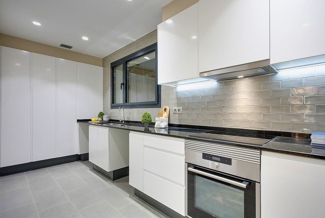 Kitchen Markham Stagers مطبخ metro tile,grey tile,black counter,white cabinets,modern kitchen,urban kitchen