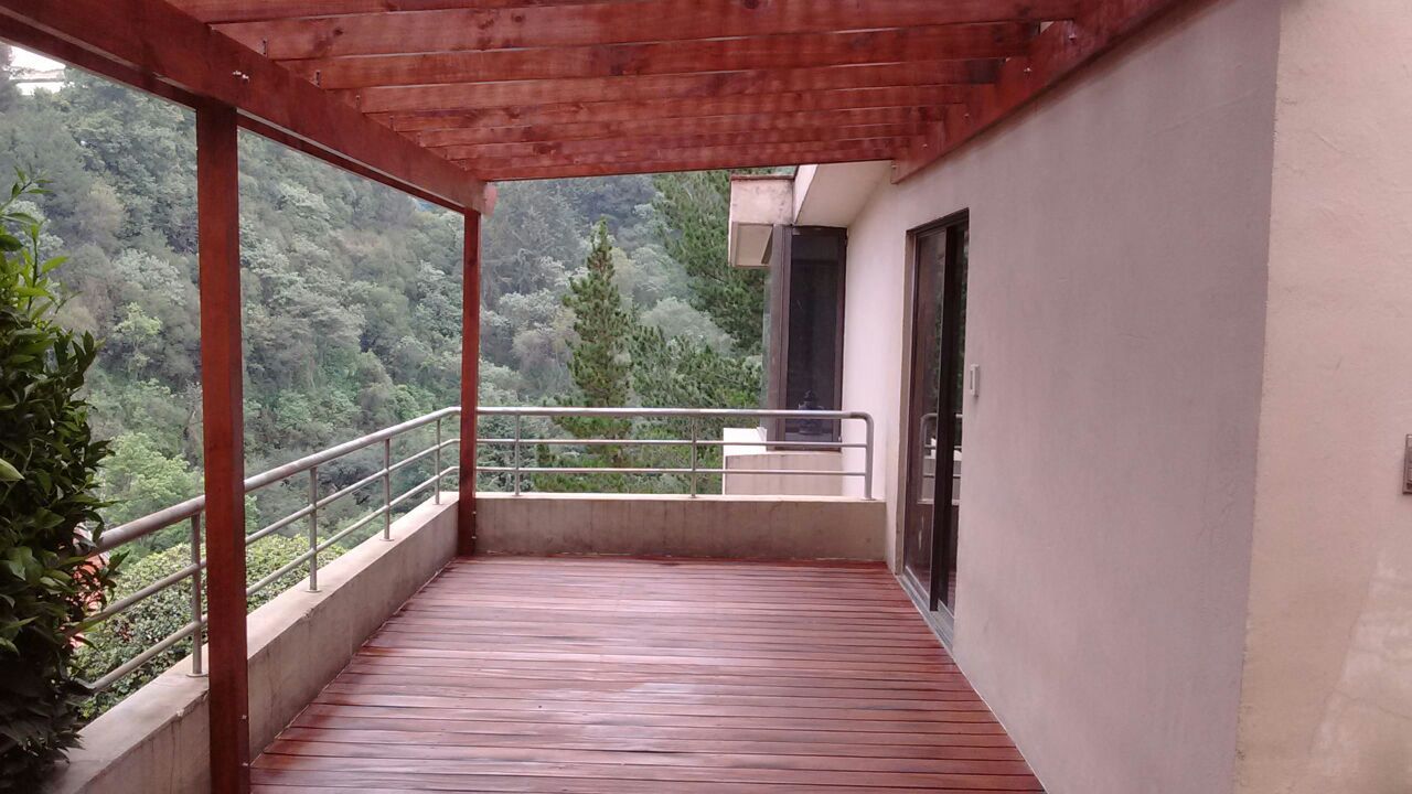 Deck de madera y pérgola en Huixquilucan, Materia Viva S.A. de C.V. Materia Viva S.A. de C.V. Rustykalny balkon, taras i weranda