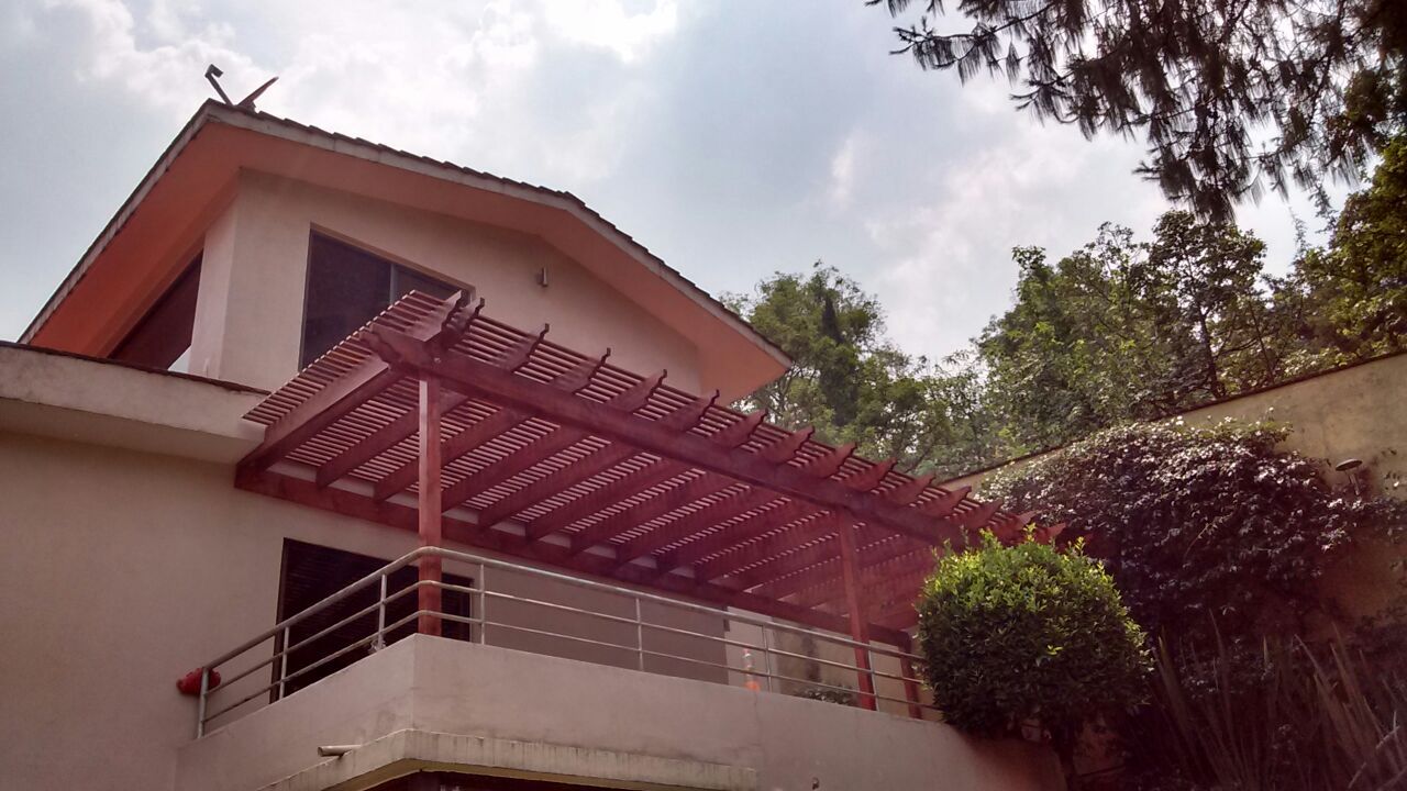 Deck de madera y pérgola en Huixquilucan, Materia Viva S.A. de C.V. Materia Viva S.A. de C.V. Rustic style balcony, veranda & terrace