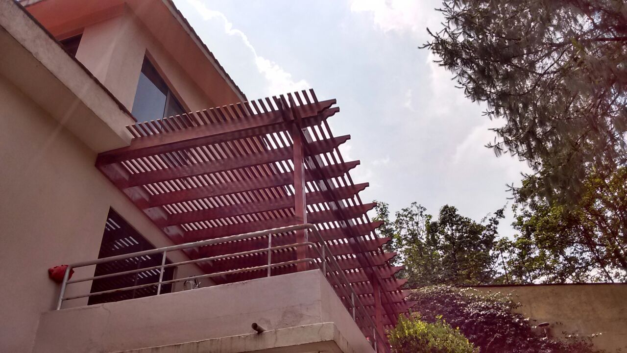 Deck de madera y pérgola en Huixquilucan, Materia Viva S.A. de C.V. Materia Viva S.A. de C.V. Rustic style balcony, veranda & terrace