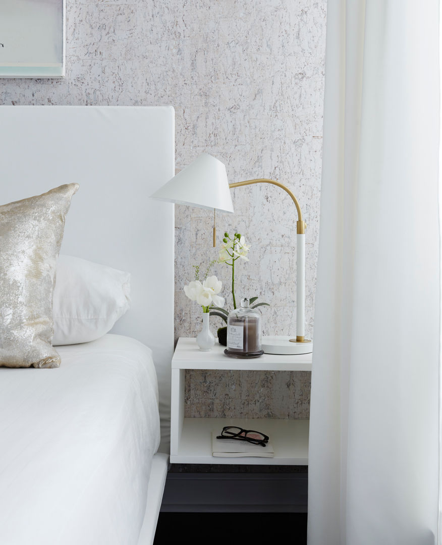 Downtown Pied-a-Terre, Douglas Design Studio Douglas Design Studio Chambre moderne Tables de nuit