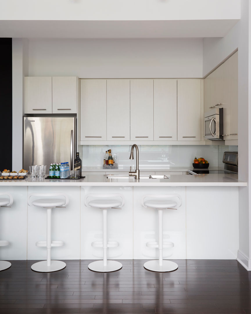 Downtown Pied-a-Terre, Douglas Design Studio Douglas Design Studio Dapur Modern Cabinets & shelves