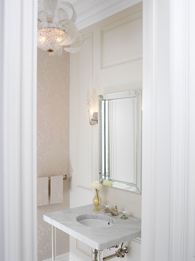 Classic Elegance, Douglas Design Studio Douglas Design Studio クラシックスタイルの お風呂・バスルーム 白色