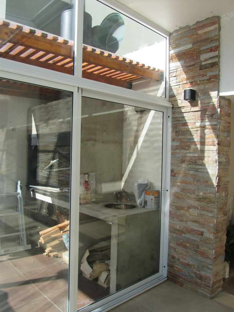 AMPLIACION DE CASA EN JOSE INGENIEROS, ARQUITECTA MORIELLO ARQUITECTA MORIELLO Modern conservatory