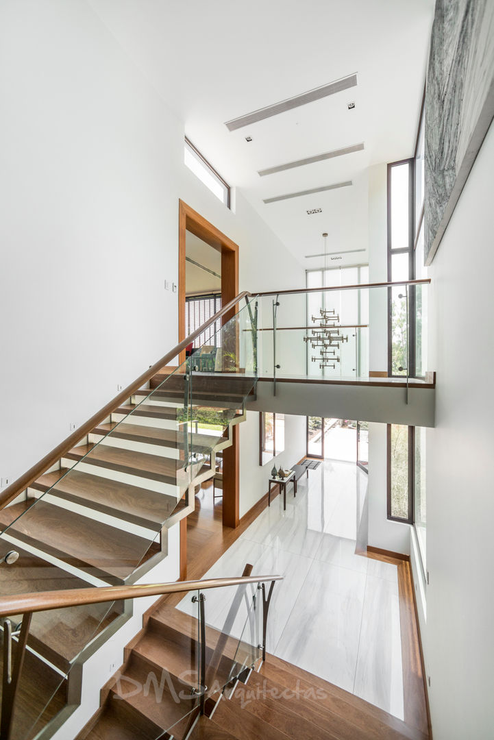 ESCALERA DMS Arquitectas Pasillos, vestíbulos y escaleras modernos