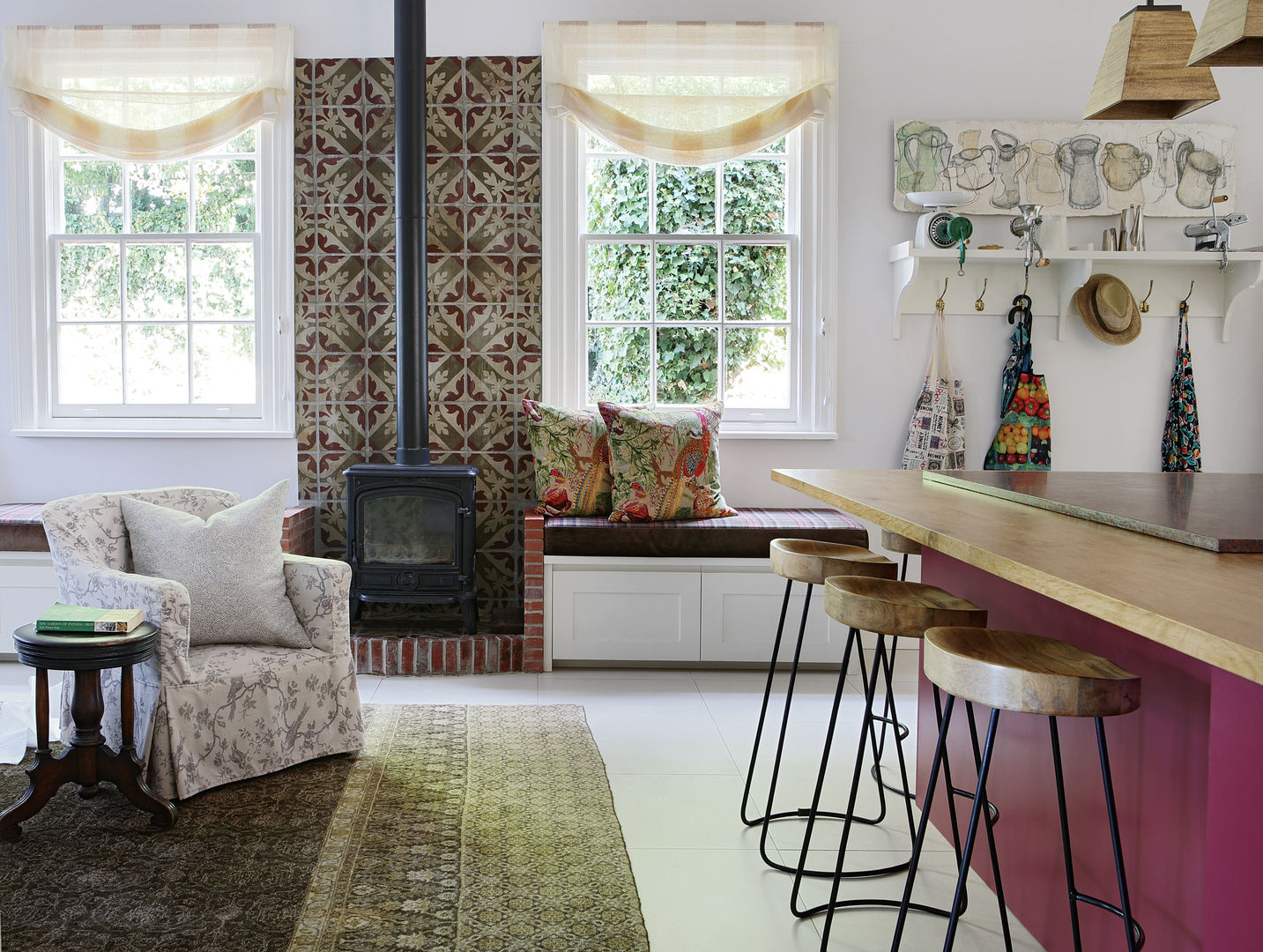An Eclectic and Nostalgic House in Cape Town, Natalie Bulwer Interiors Natalie Bulwer Interiors オリジナルデザインの キッチン